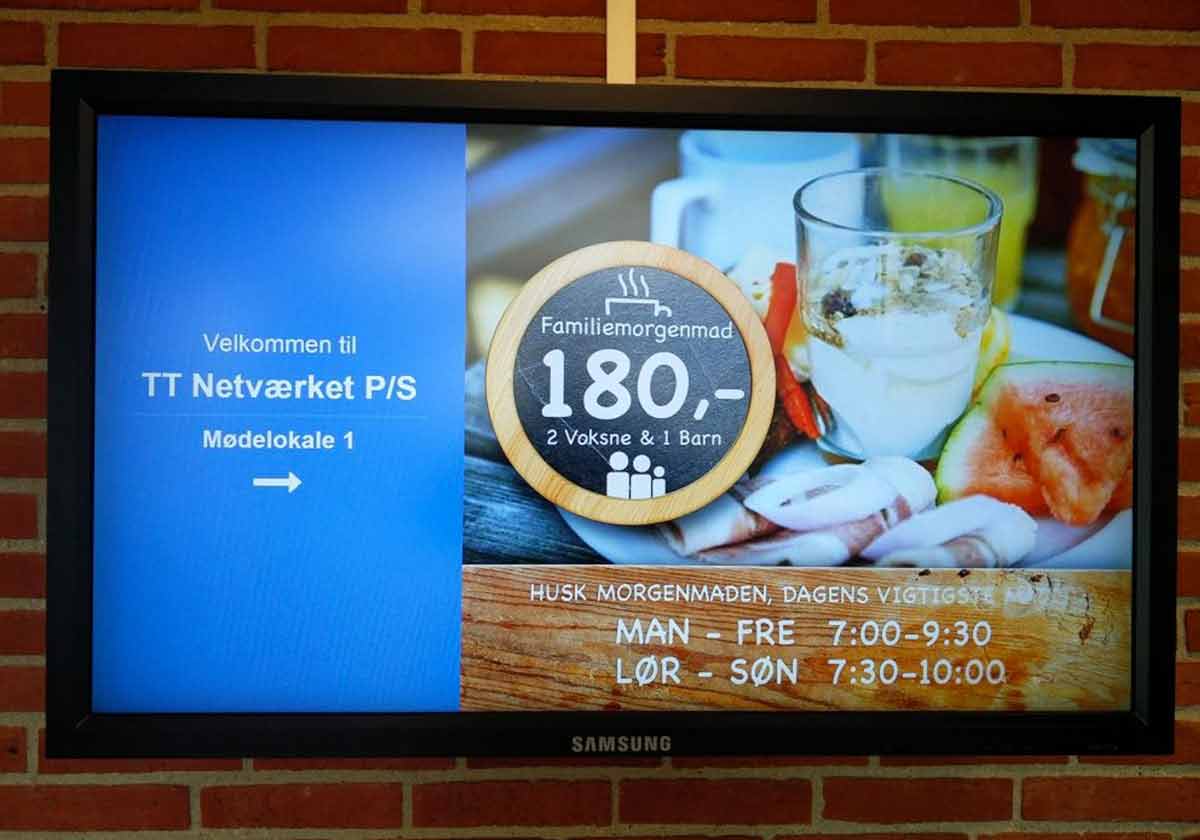 Danhostel Copenhagen Amager har fået to infoskærme hvor der kører både reklamefilm, vises vejrudsigt og viser vej til de bookede mødelokaler. Visla Display har leveret mødebookingsoftware, reklamefilm og signage systemet.