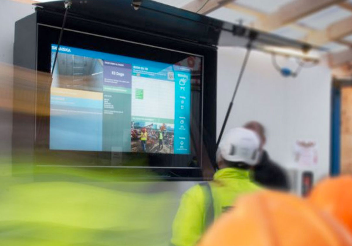 Ultra widescreen-skärm för detaljhandeln, som visar exempel på reklaminnehåll