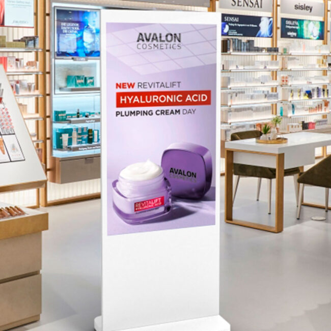 Fritstående display i slim design står i beauty butik.