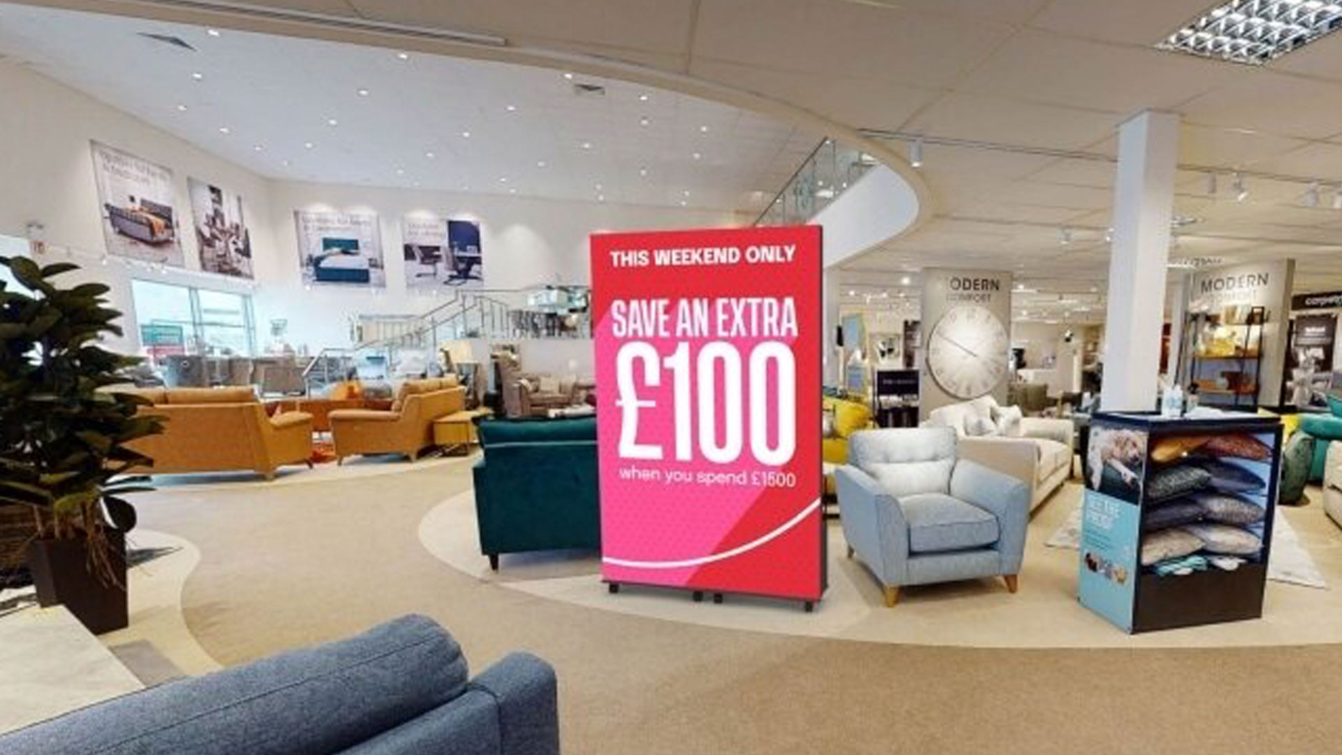 Fritstående LED-display med tilbud i møbelforretning.