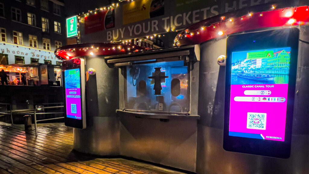 Kanalrundfart København har fået digitale udendørsskærme fra Visual Display