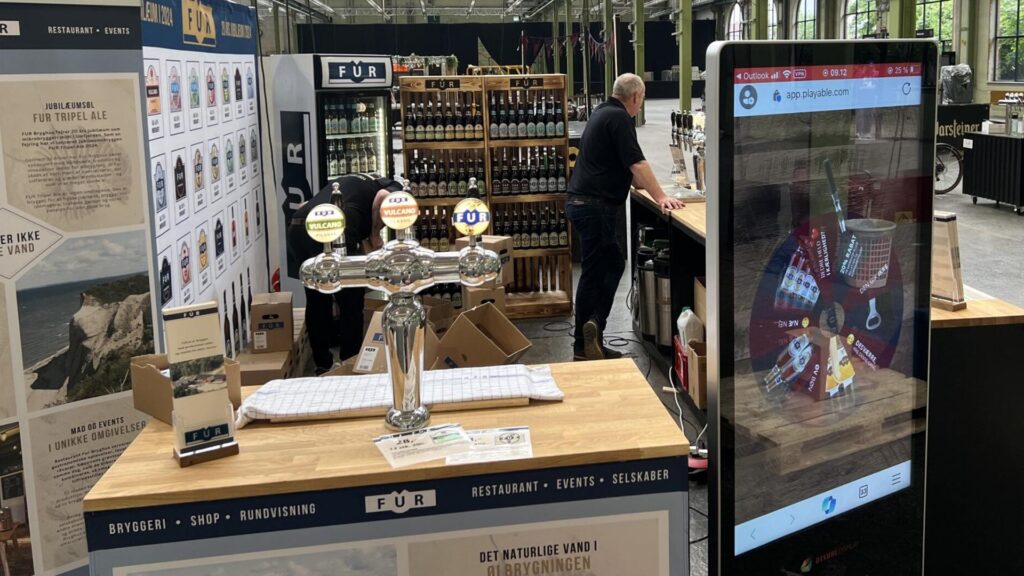 FUR Bryghus' messestand med vores interaktive touch-totem til Interaktive touchskærme til events og messer, under Ølfestivalen i Lokomotivværkstedet.