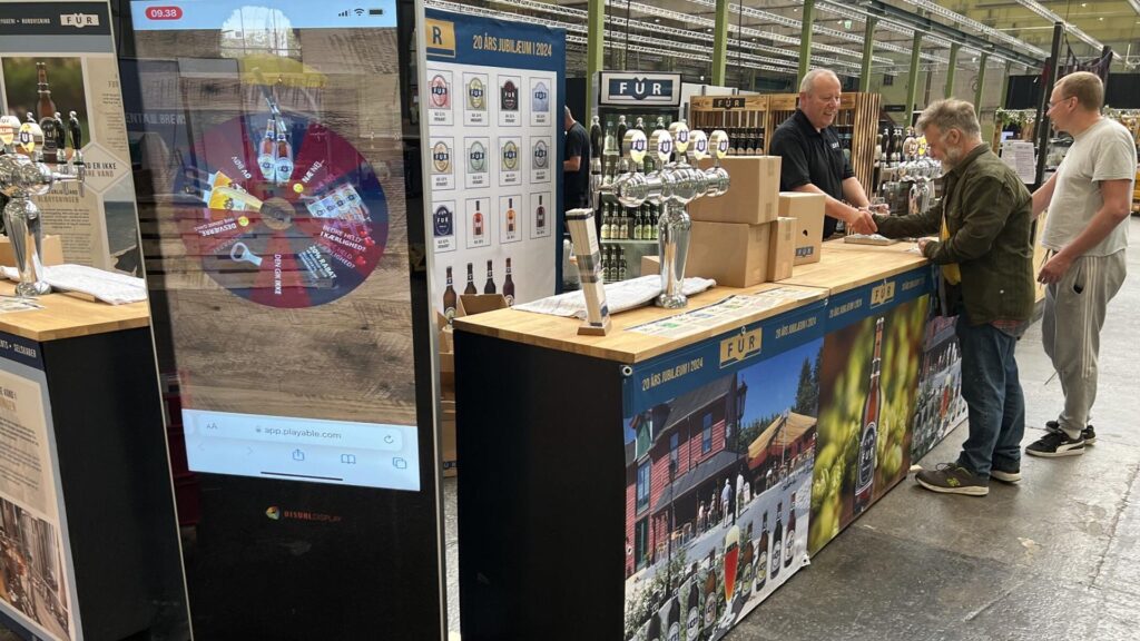 Interaktiv touchskærm til events og messer står på Ølfestivalen i Lokomotivværkstedet, ved FUR Bryghus' messestand hvor den præsenterer deres øl med video og billeder.