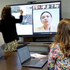 Speechi interaktivt smartboard display til undervisning, anvendes af en lærer i en mødesituation.