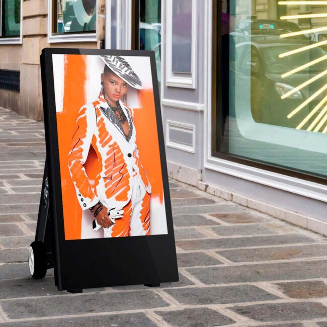 43" batteridrevet A-skilt med 1500 nits