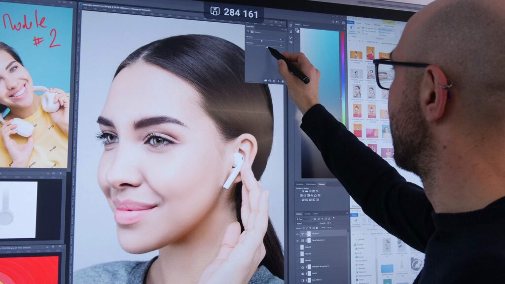 smartboard til undervisning og møder anvendes kreativt af en mand som anvender Photoshop på Speechi smartboard.