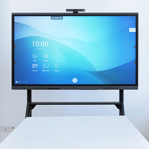 Smartboard til undervisning og møder viser diagrammer og data under møde i virksomhed.