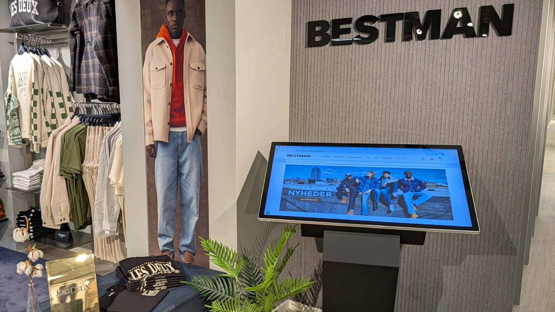 Interaktivt digitalt touch bord hos Bestman butik med modekollektion.