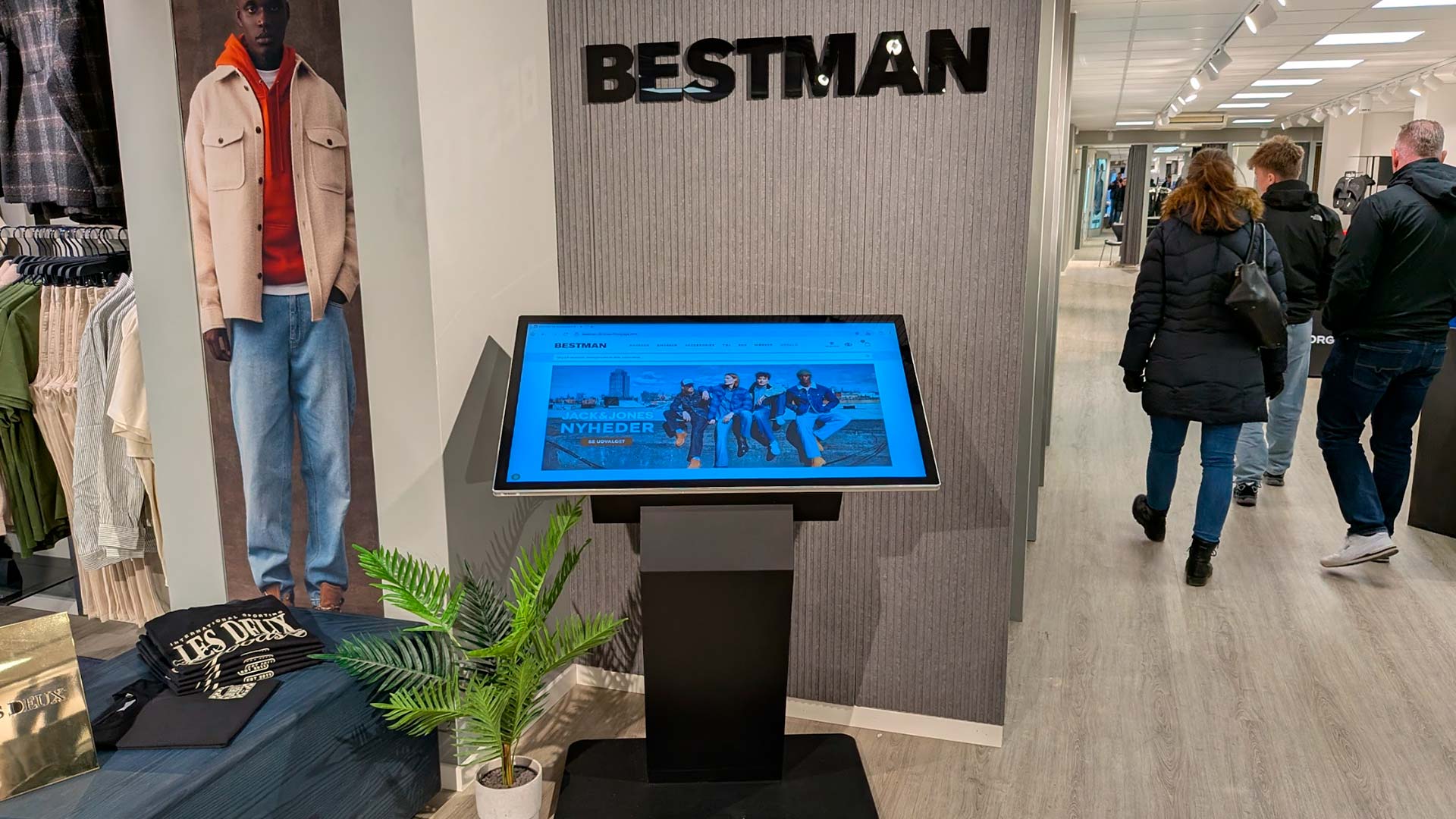 Fritstående interaktivt touch screen bord i butikken Bestman