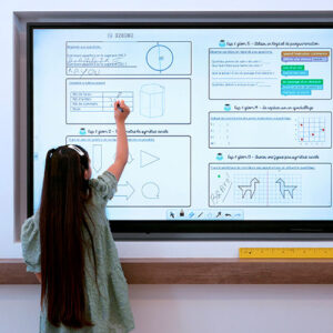 Undervisning med smartboard til undervisning, hvor elever tegner og skriver direkte på skærmen.