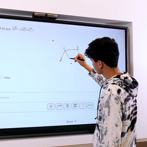 Interaktiv læring på smartboard til undervisning, hvor eleverne deltager aktivt i opgaver.