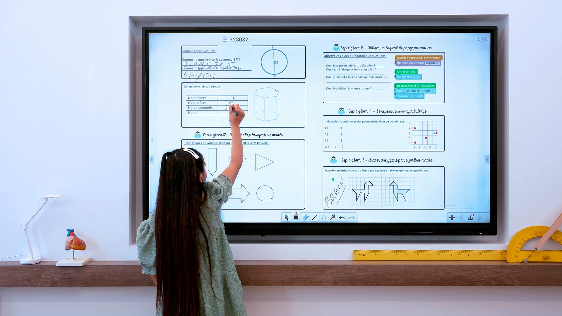 Elev løser opgaver på et interaktivt Speechi smartboard i klasseværelset.