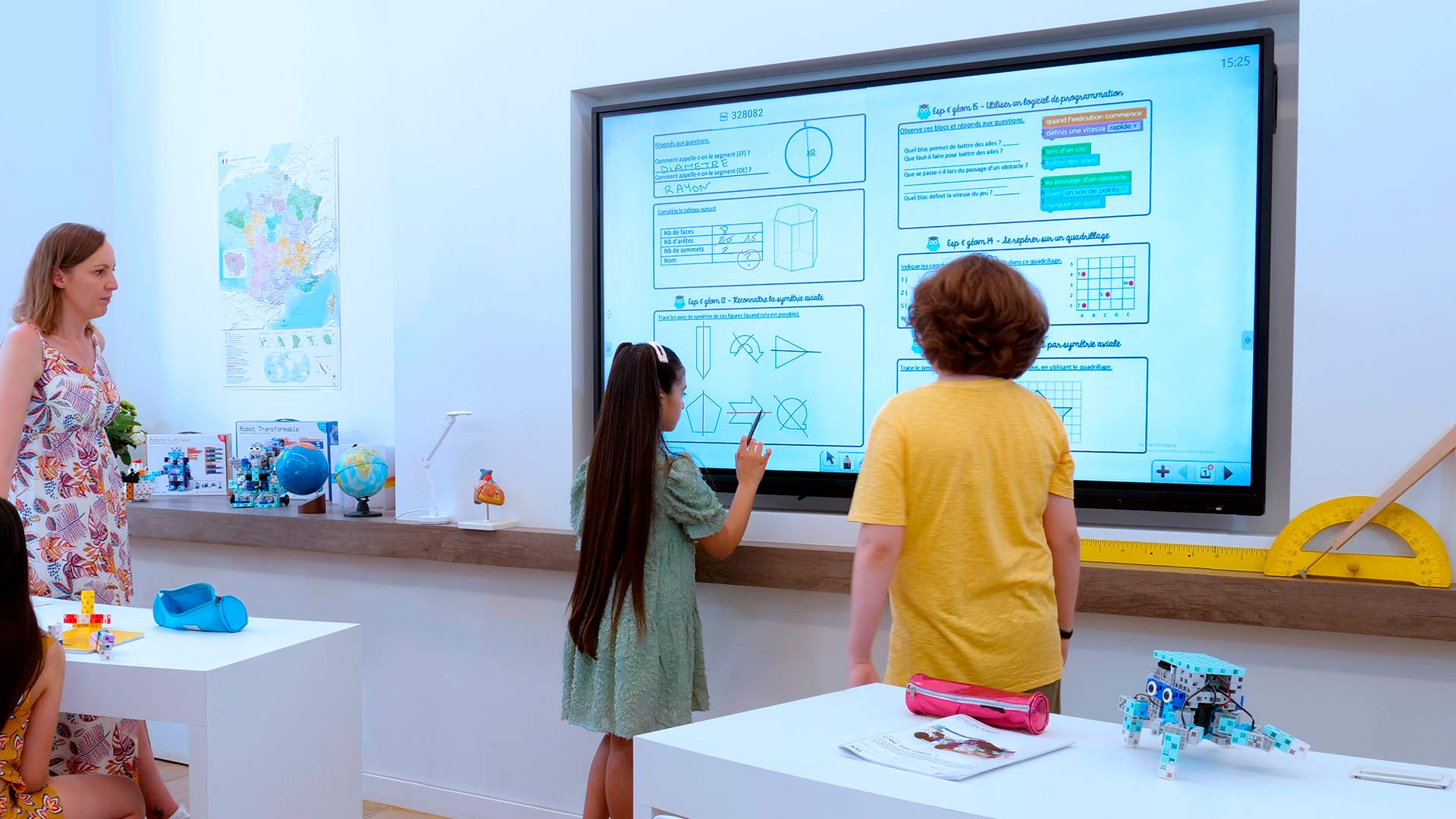 Elever lærer geometri via Speechi smartboard til undervisning.