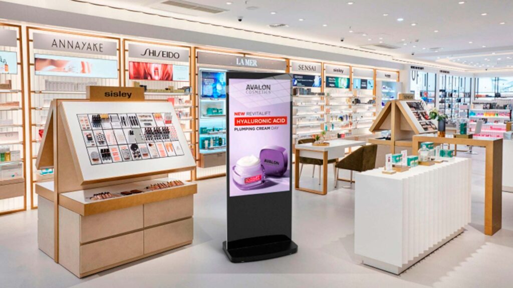 Sort fritstående 55" poster præsenteret i kosmetikbutik.