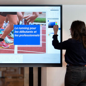 Medarbejdere samarbejder interaktivt på smartboard til undervisning og møder under workshop.