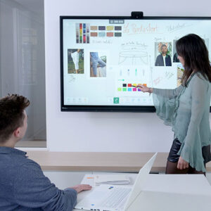 Interaktiv præsentation på smartboard til undervisning og møder skaber effektivt teamwork.