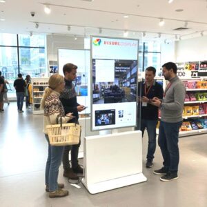 Totem kiosk med transparent kant står indendørs i butik