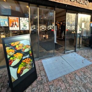 Askilt på batteri står på gaden i Billund foran Billund Bageri