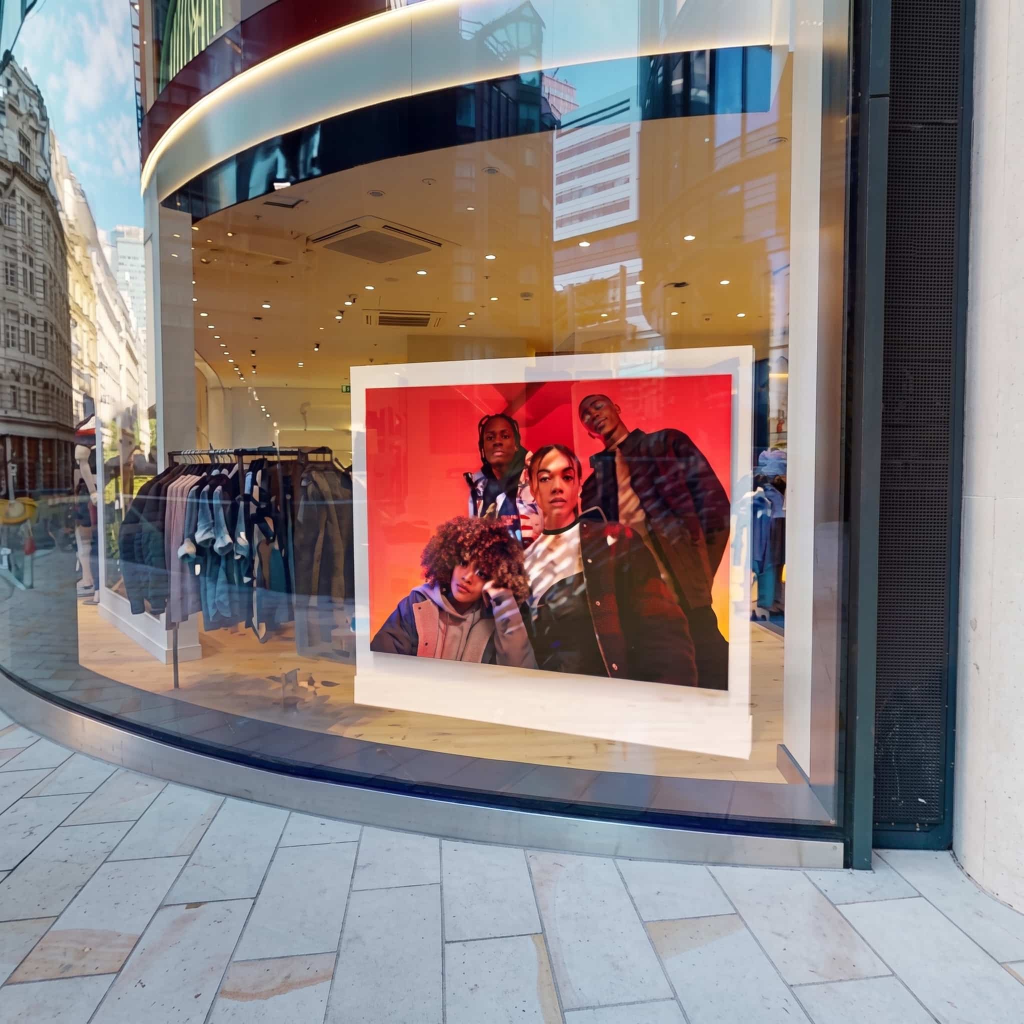 Ultra-lyst display til butiksreklamer viser tøjreklamer i et butiksvindue til tøjforretning