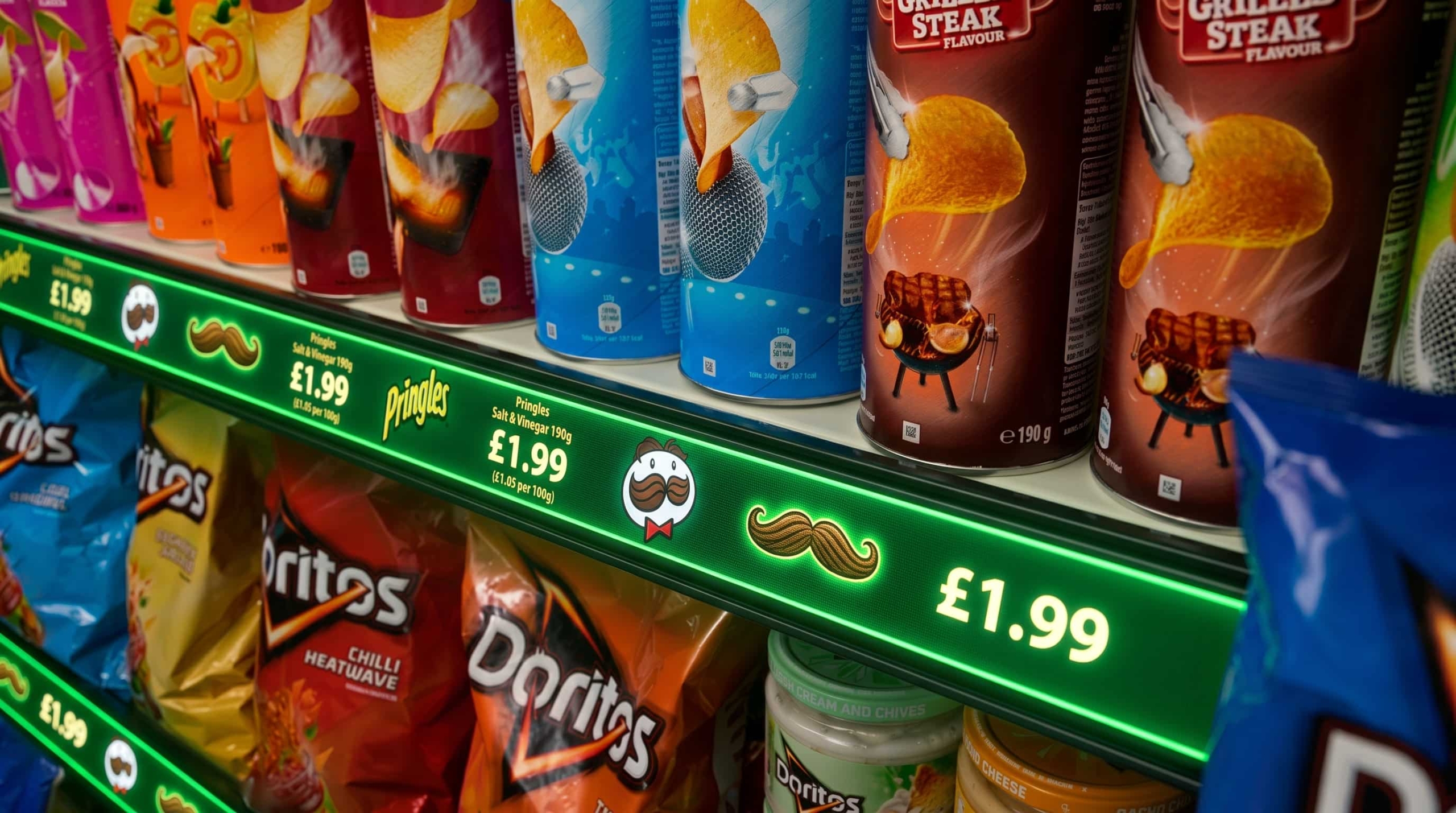 Supermarkedshylde med digitalt hyldeforkant touch display, som viser levende videoreklamer