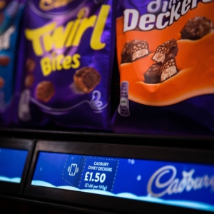 Hyldeforkant touch display viser levende kampagnevideo og billeder i butik