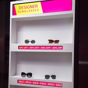 Digital signage hyldeforkant touch display opdateret via netværk med produktinformation