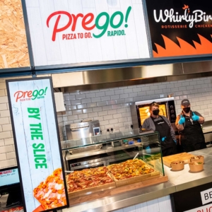 Stretched display monterat vertikalt i pizzeria, som visar pizzakampanj
