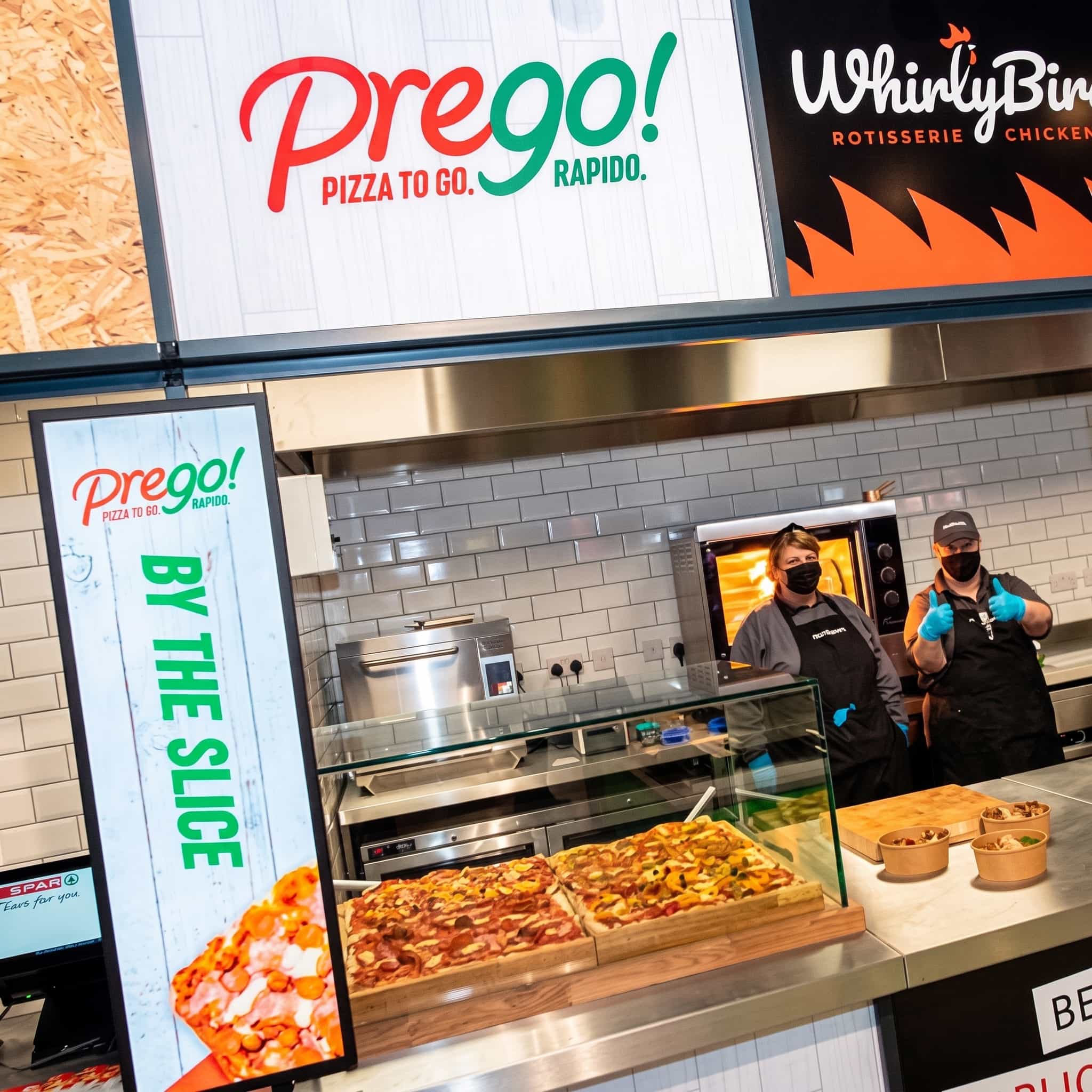 Stretched display monterat vertikalt i pizzeria, som visar pizzakampanj