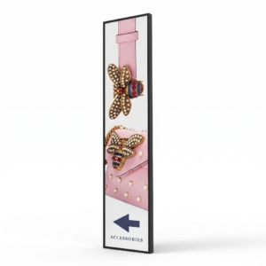 Stretched display monterat vertikalt i en modebutik som skyltning för accessoarer