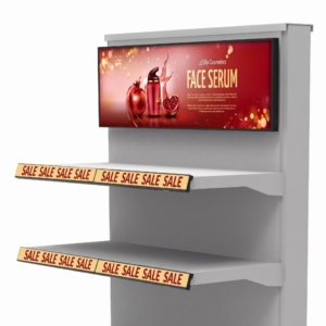 Stretched display högst upp på en hyllsektion i butik, som visar produktreklam
