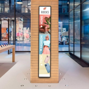 Ultra widescreen-skärm monterad vertikalt på pelare i köpcentrum, som visar flera kategorizoner
