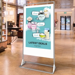 Dubbelsidig digital skylt för inomhusbruk i en parfymbutik
