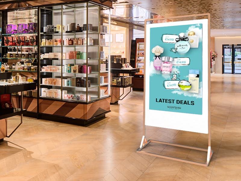 Dubbelsidig digital skylt för inomhusbruk i en kosmetikbutik