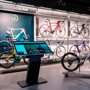 Det interaktiva pekskärmsbordet i en cykelbutik.