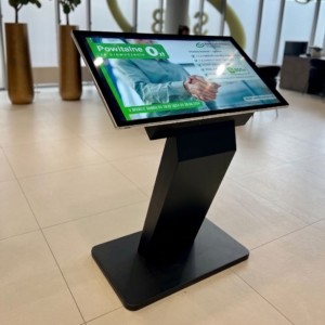 Det interaktiva pekskärmsbordet som är uppställt hos ett företag med interaktiv produktpresentation