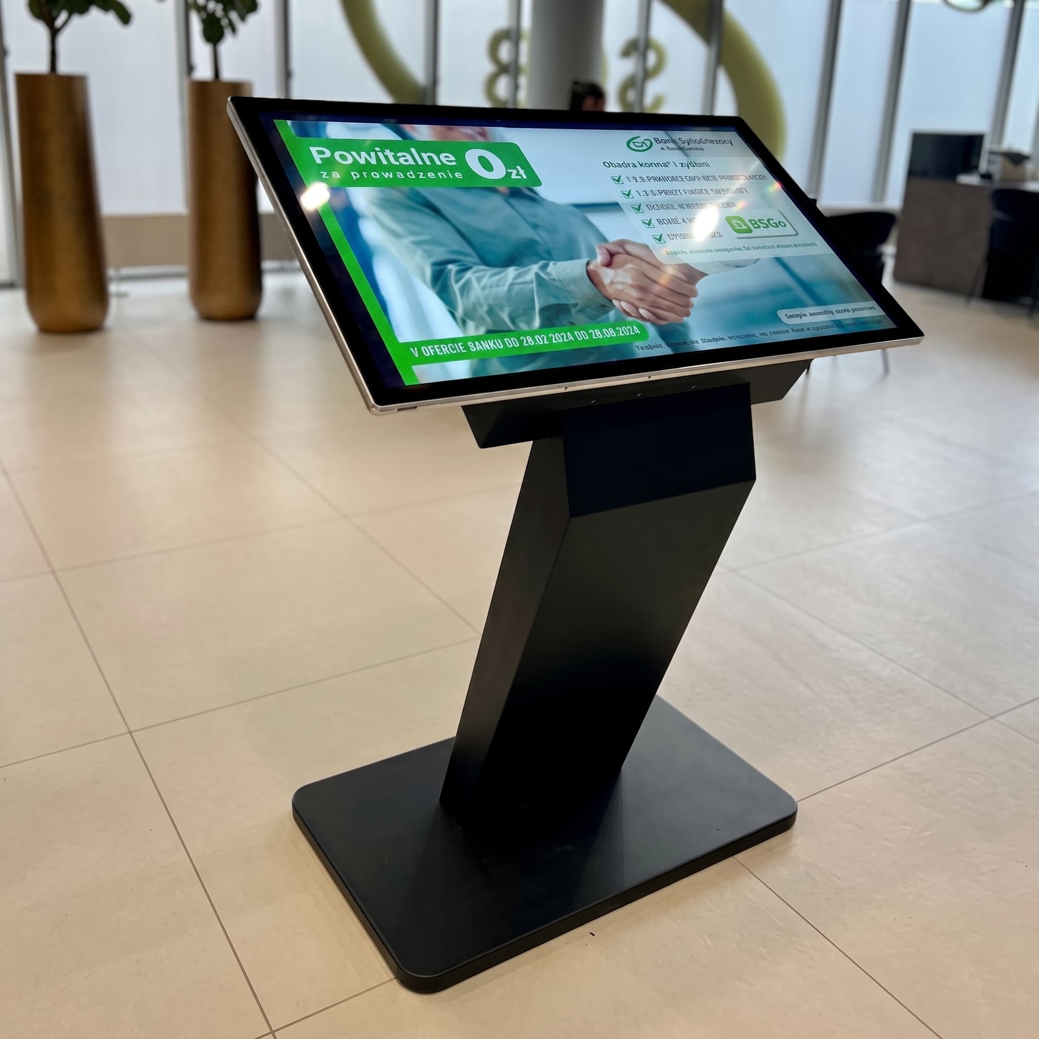 Det interaktive touch screen bord opstillet hos en virksomhed med interaktiv produktgennemgang