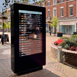 udendørs totem display viser dynamisk reklame og information i 4K opløsning.