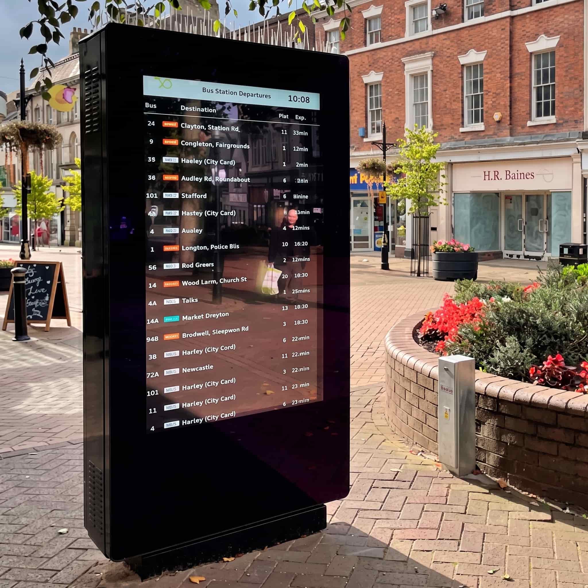 udendørs totem display viser dynamisk reklame og information i 4K opløsning.