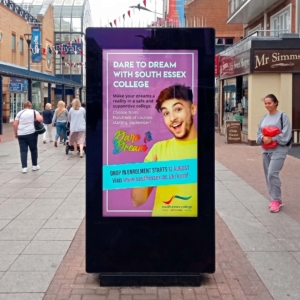 Udendørs digitalt totem display placeret på en travl gågade, vejrbestandig og lysstærk LED-skærm til reklame og information.