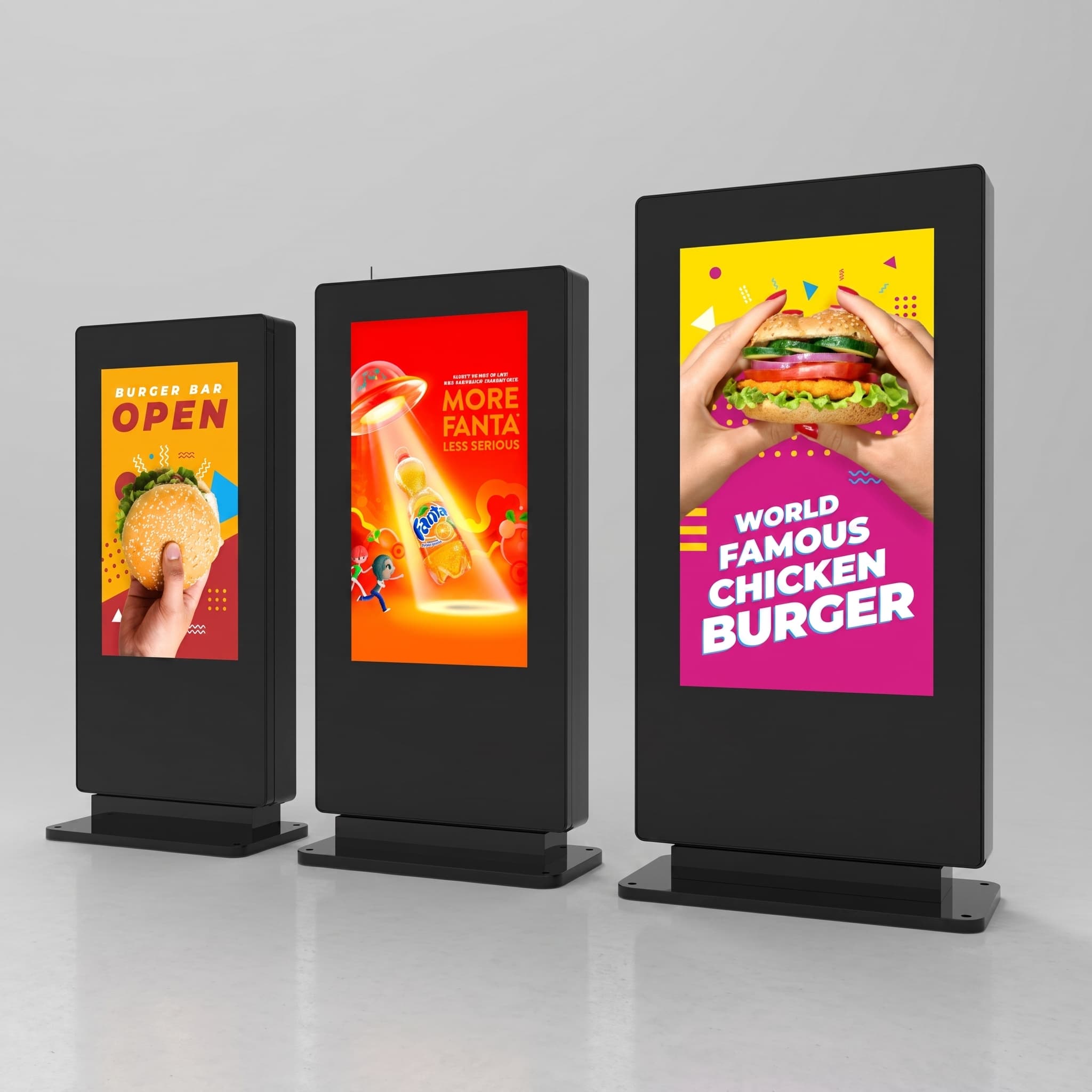 Tre forskellige størrelser udendørs digitale displays til virksomheder på grå baggrund.