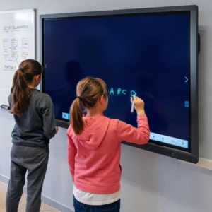 Elever arbejder aktivt med opgaver på smartboard til undervisning i klasseværelse.
