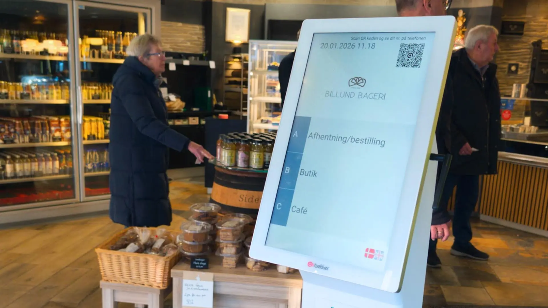 Digitalt kønummersystem i bagerbutik, hvor kunder kan vælge mellem at handle i butikken, besøge cafeen eller afhente en bestilling