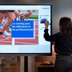 Medarbejdere samarbejder interaktivt på smartboard til undervisning og møder under workshop.