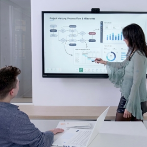 Interaktiv præsentation på smartboard til undervisning og møder skaber effektivt teamwork.