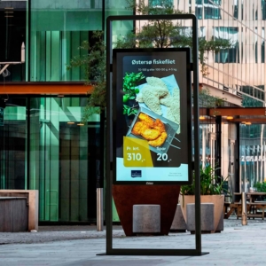 55-tums Android-skylt utomhus på gågata
