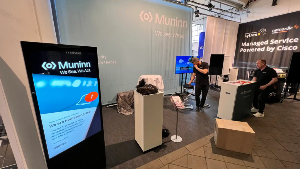 Medarbejdere fra Visual Display sætter interaktivt touch display op på Muninns messestand til V2 Security
