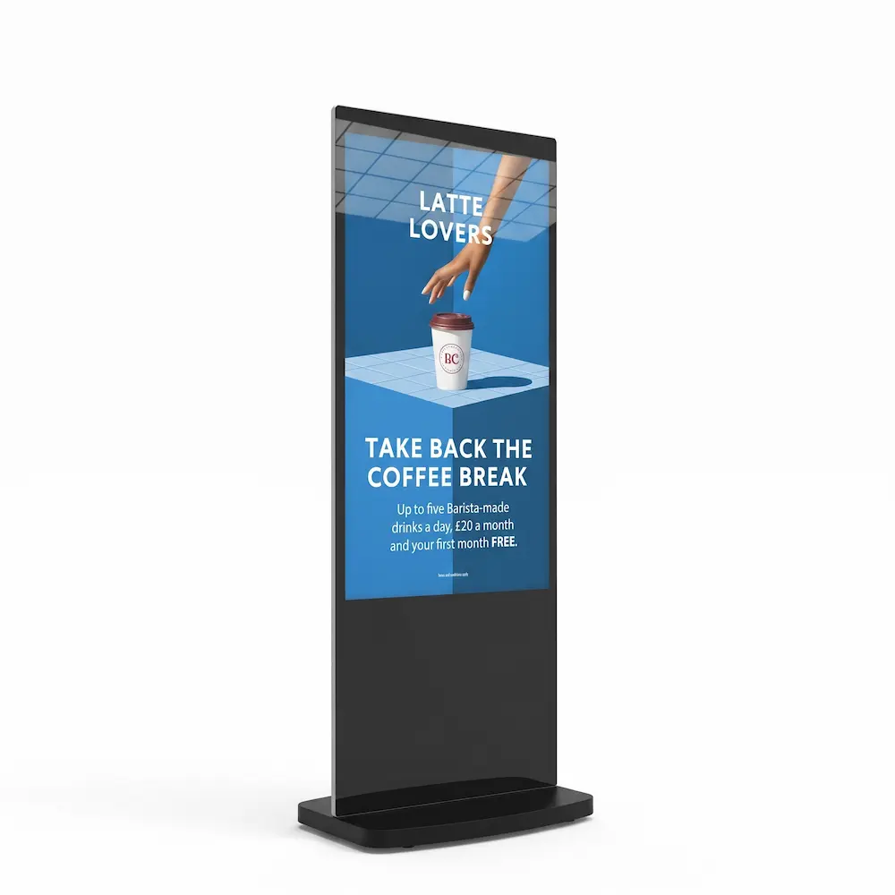 Sort digital totem med kaffereklame på hvid baggrund