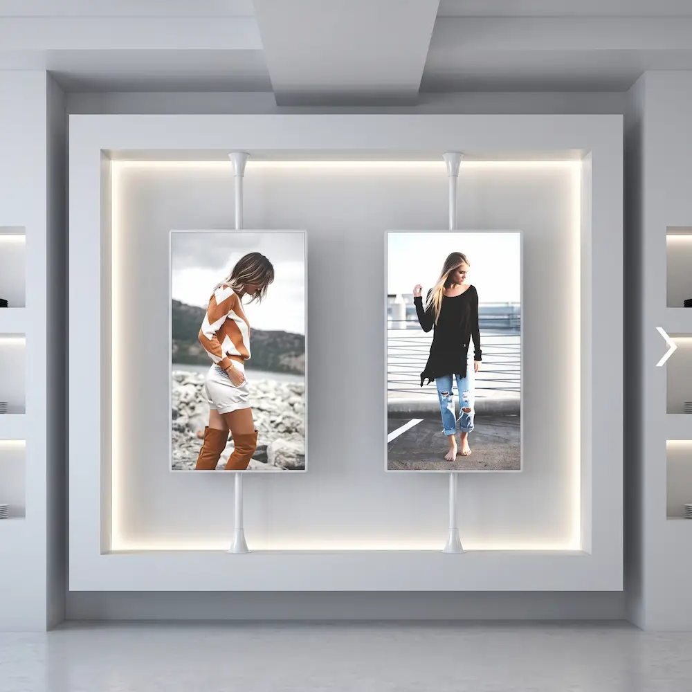 To digitale displays på monteringsstang i tøjbutik