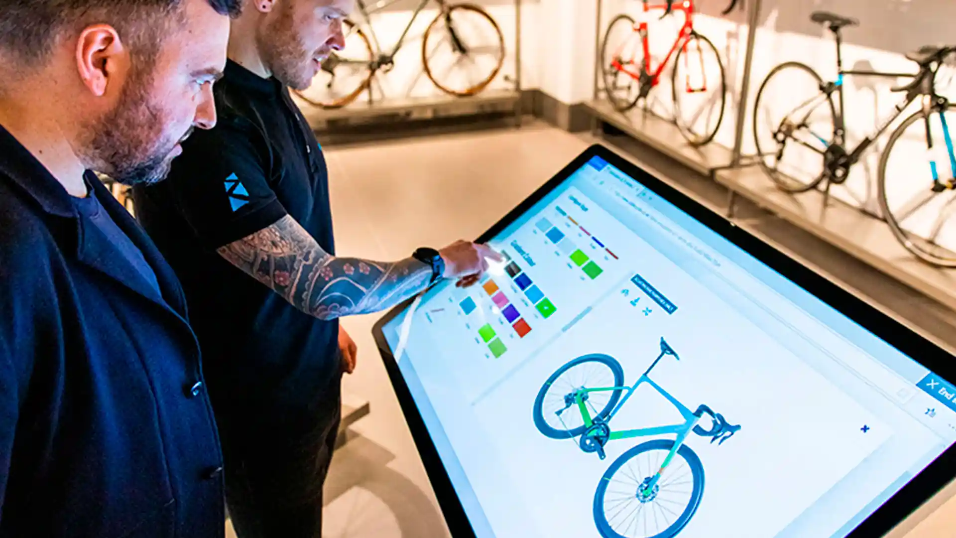 Udlejning af digitale displays: kunder bruger touch-bord i cykelbutik