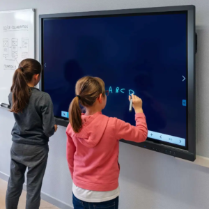 Elever foran Speechi smartboard-tavle til leje